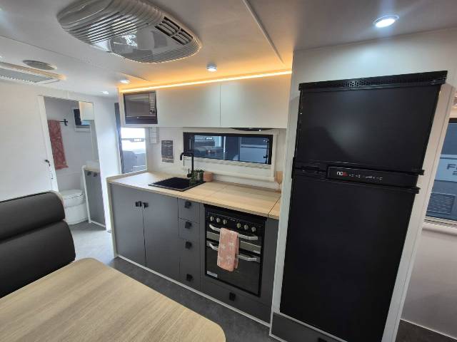 2026 NETWORK RV TOURING 22′ FAMILY SLIDEOUT CARAVAN