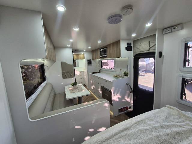 2025 RETREAT ERV 217C CARAVAN