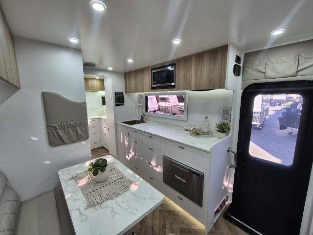 2025 RETREAT ERV 217C CARAVAN