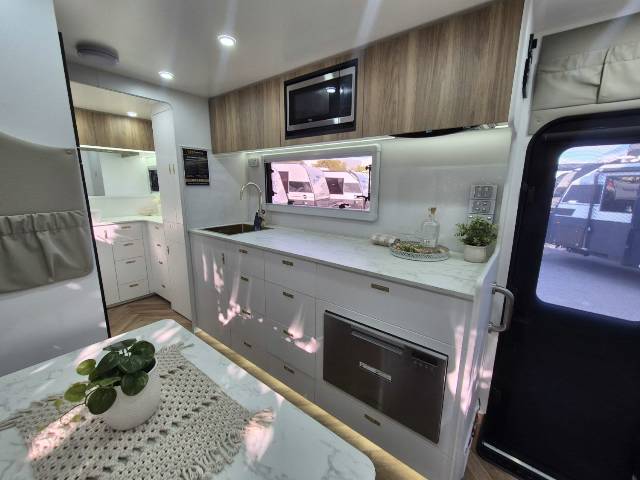 2025 RETREAT ERV 217C CARAVAN