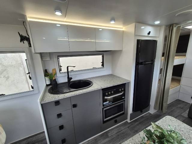 2024 NETWORK RV TOURING 21′ FAMILY CARAVAN