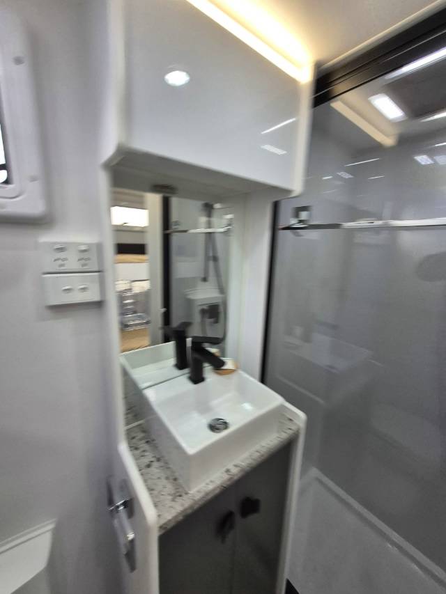 2024 NETWORK RV TOURING 21′ FAMILY CARAVAN
