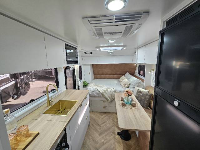 2026 TITANIUM S3 226EWQ 22’6 EW 3BNK+DRAWS CARAVAN